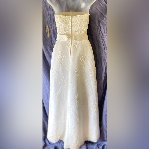 Size 0 Wedding Dress - Picture 5 of 17